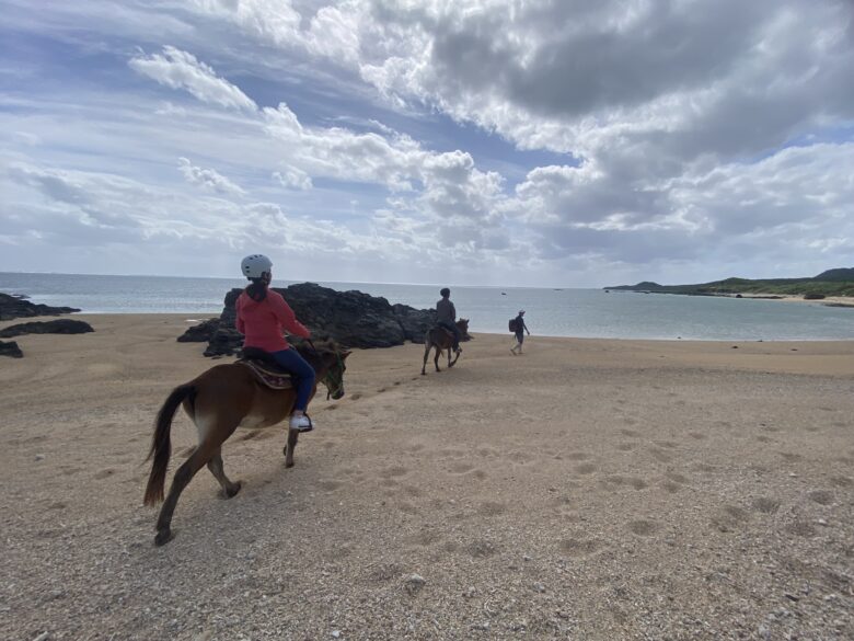 ヨナグニウマ乗馬で砂浜へ向かう。
