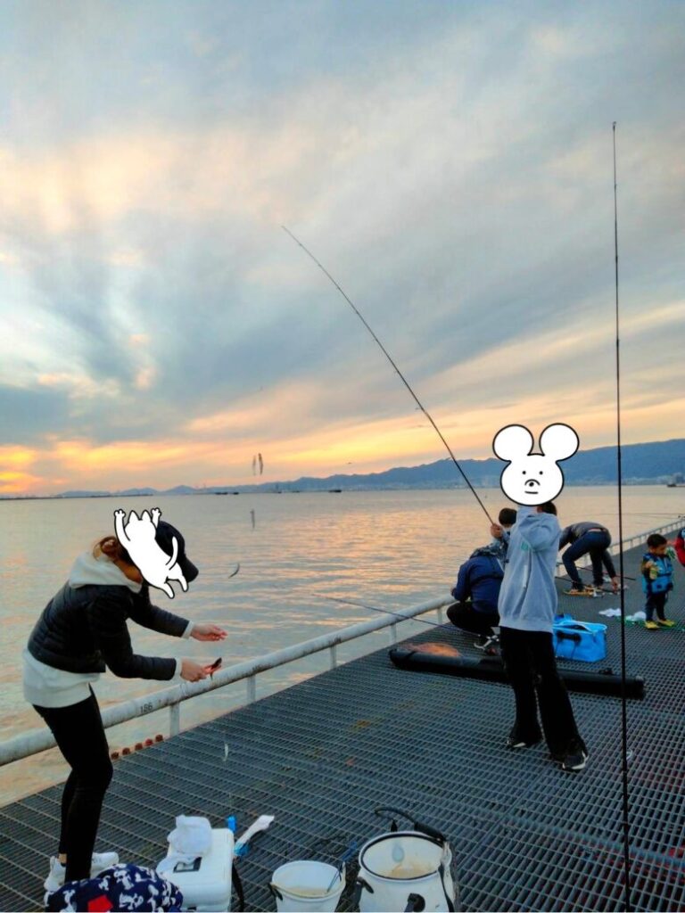 尼崎市立魚つり公園にて、家族でサビキ釣りの風景