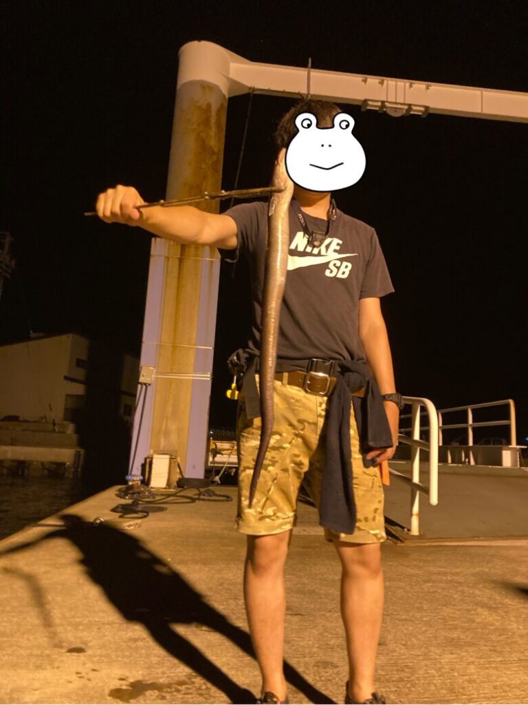三重県鳥羽市菅島にて、鯖の切り身を使ってアナゴ釣り。大きく太いアナゴが釣れました。