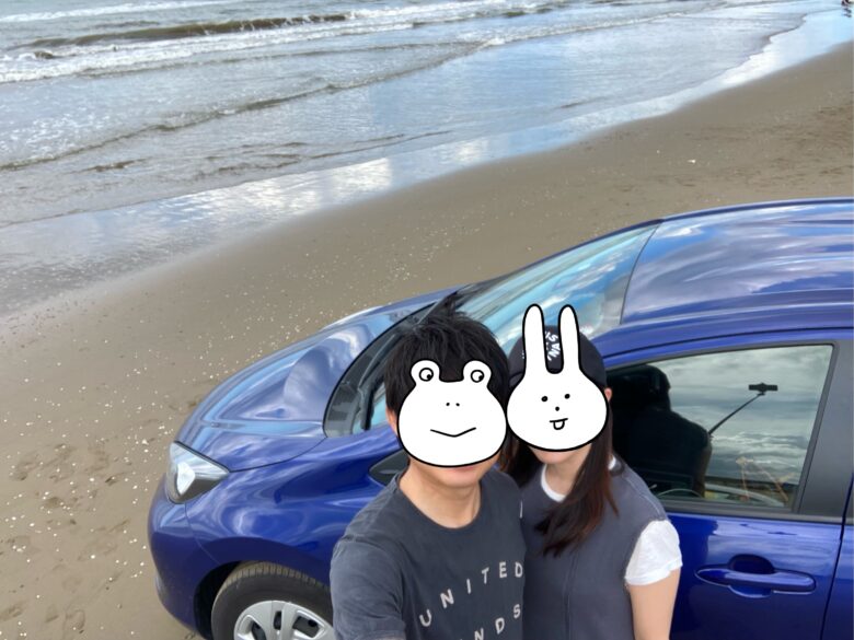 能登　千里浜ドライブウェイで海を背景に車と共に写真を撮りました。