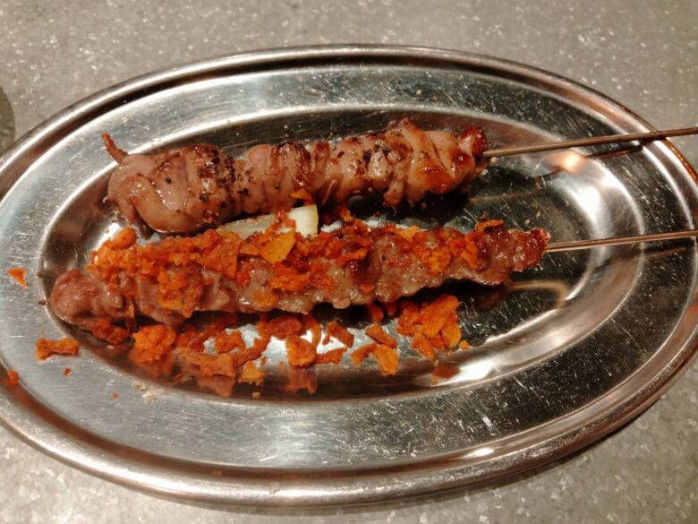 十三でラム肉をスタンド　ソバサンカク＋ヒツジボシで食べました。マトン串とラムタン串