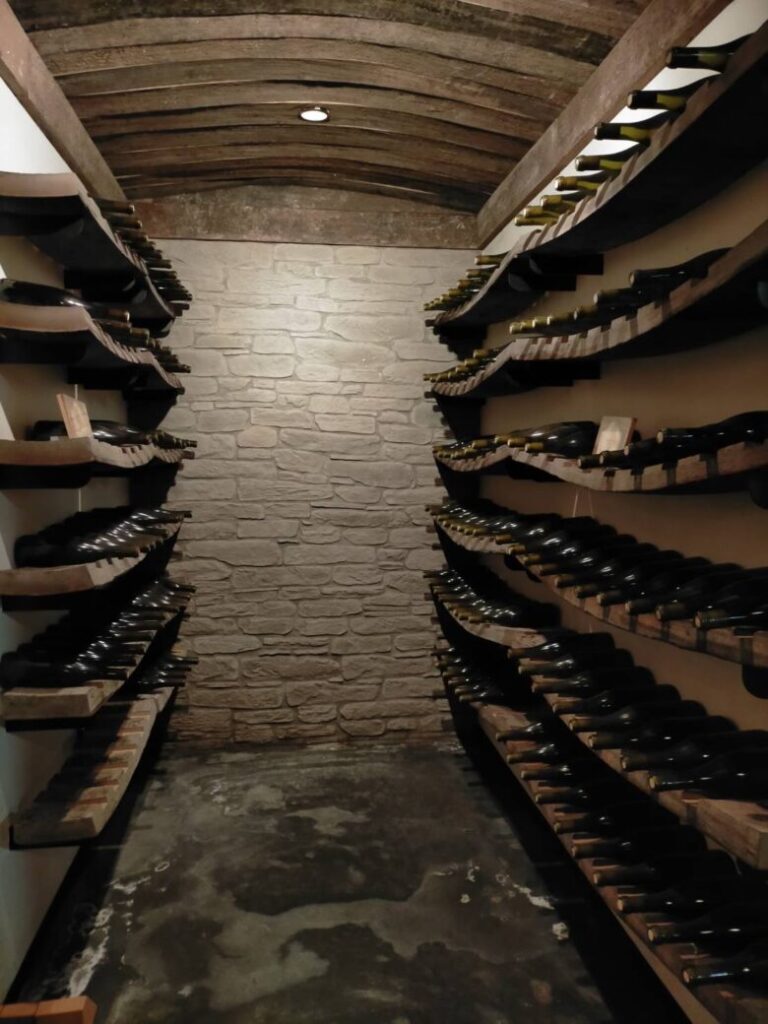 河内ワイン　ワインを熟成させる貯蔵庫