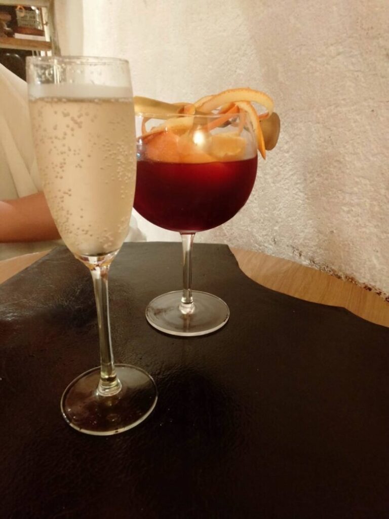 大阪福島のスペインバルBANDA。サングリアと泡スパークリングで乾杯。