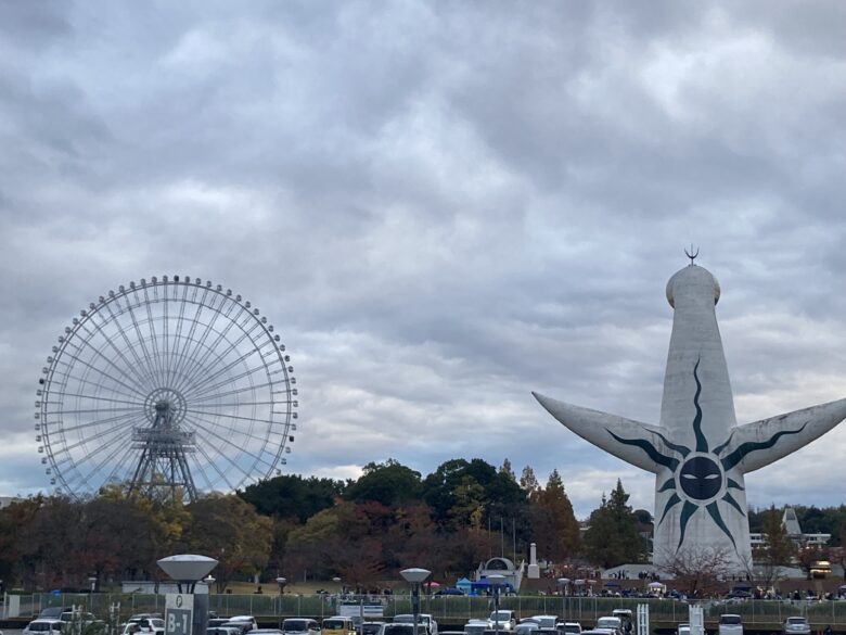 万博記念公園の太陽の塔、裏側からの写真。エキスポシティの観覧車と共に。