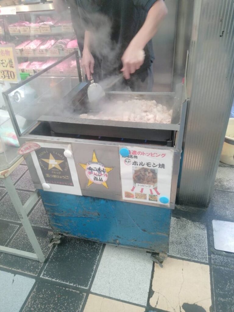 三和本通商店街の国産牛ホルモン専門店　かごもとのホルモン焼き