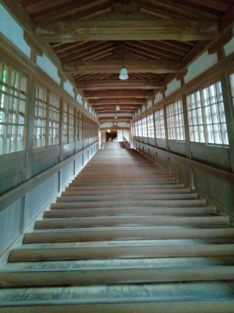 福井県永平寺の長い階段