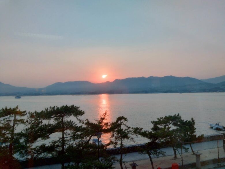 広島県宮島のホテルみや離宮からの夕日の景色