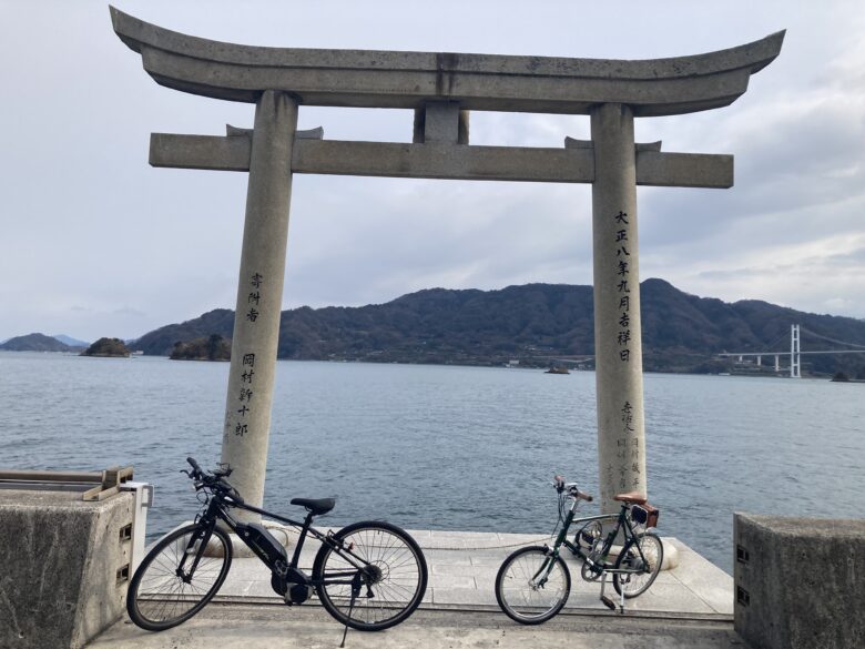 目的地「日高神社」の前で自転車写真撮影。