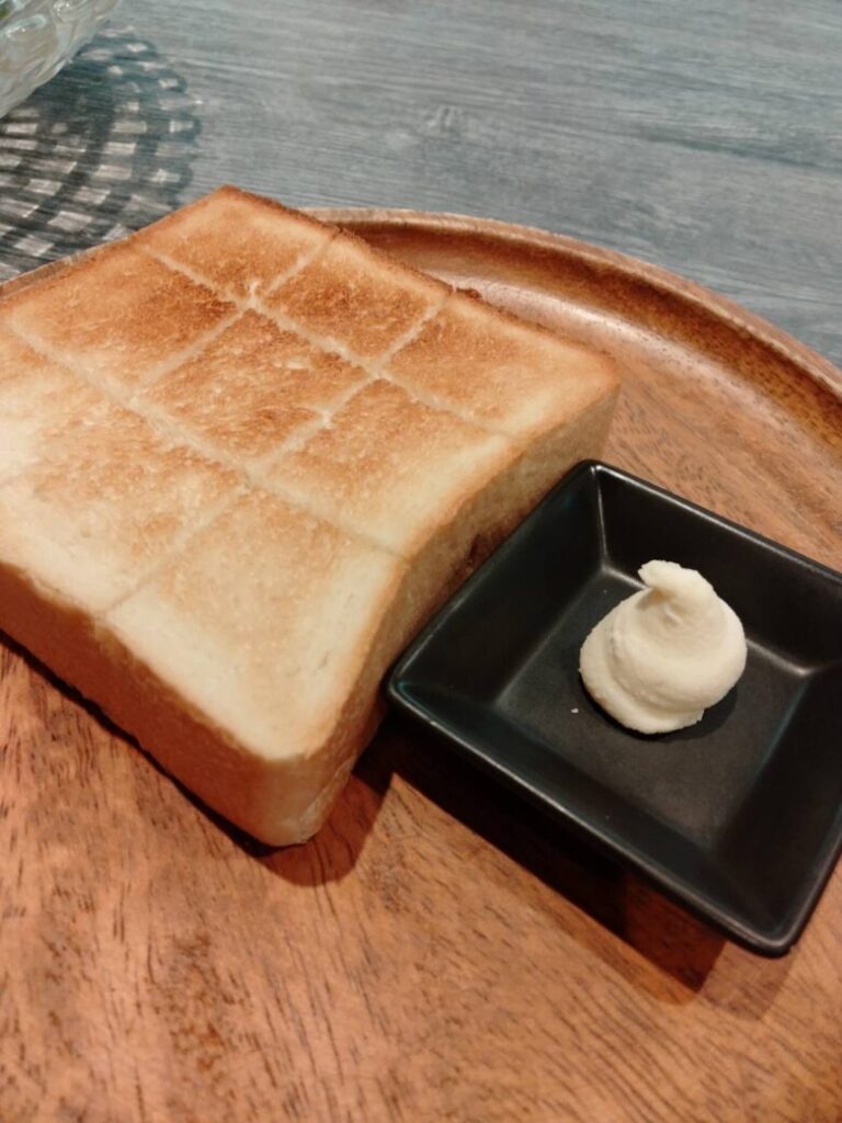 曽和料理店　自家製のパンとバター