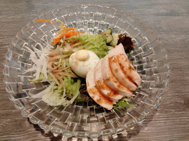 曽和料理店　しっとり鶏胸肉と半熟卵のサラダプレート