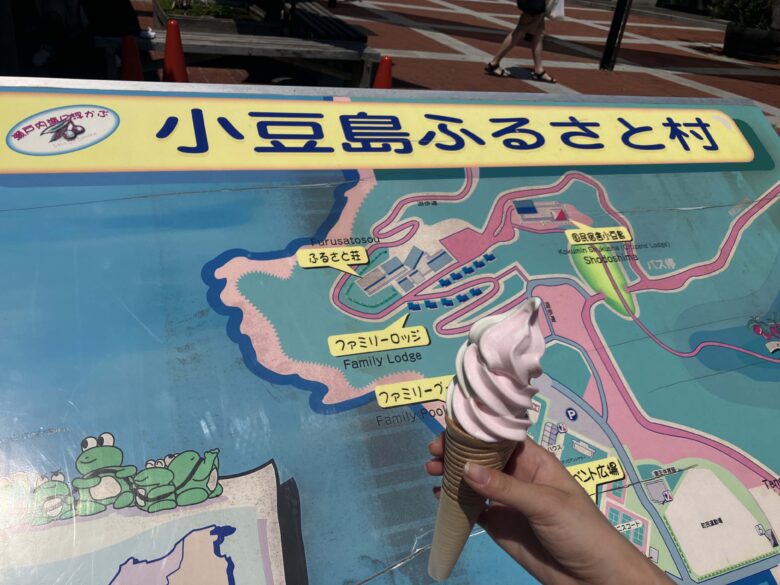 小豆島ふるさと村で、すももソフトクリームを食べる 香川県小豆島グルメ