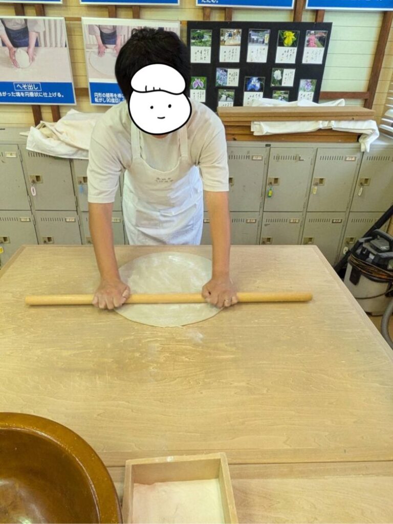 永沢寺花しょうぶ園 蕎麦道場でそば打ち体験　伸ばし
