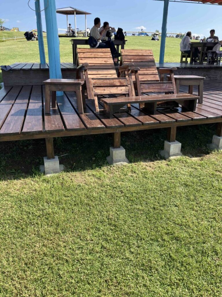 ワールド牧場 芝生 ベンチ
