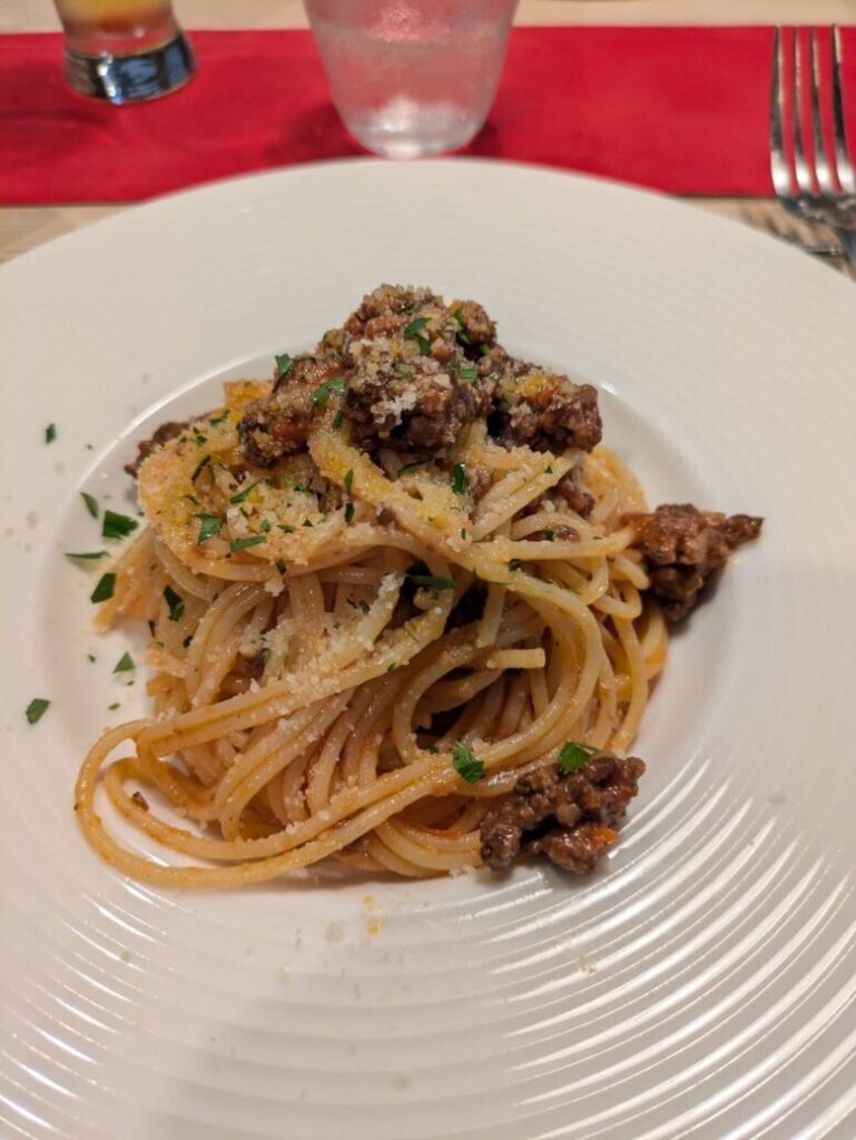 トリアアルラグー　お肉ゴロゴロミートソースパスタ