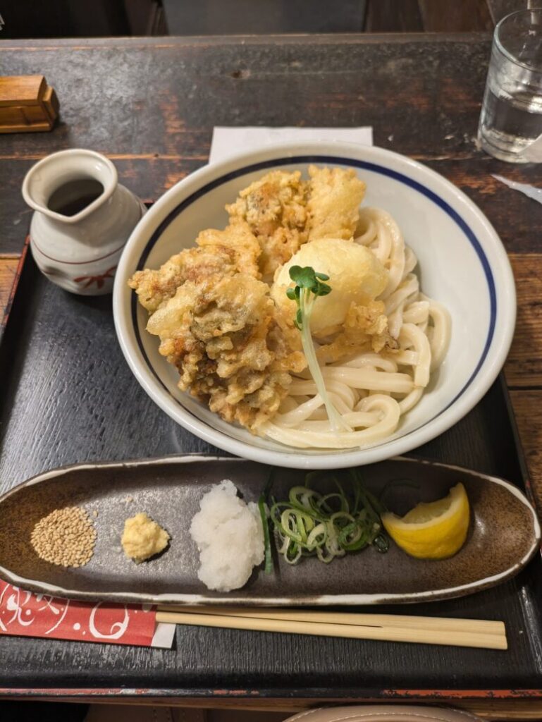 うどん 兎麦 阪急三番街店 人気No.1 5種の天ぷらかけうどん 今回はとり玉天ぶっかけ